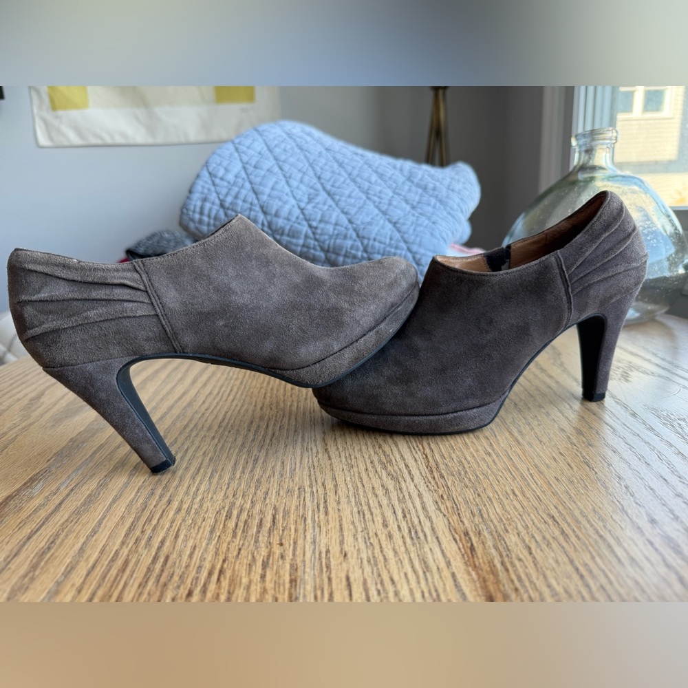 Clark’s Suede booties size 6.5